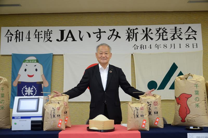 いすみ米の新米をアピールする花崎組合長（ＪＡいすみ提供）