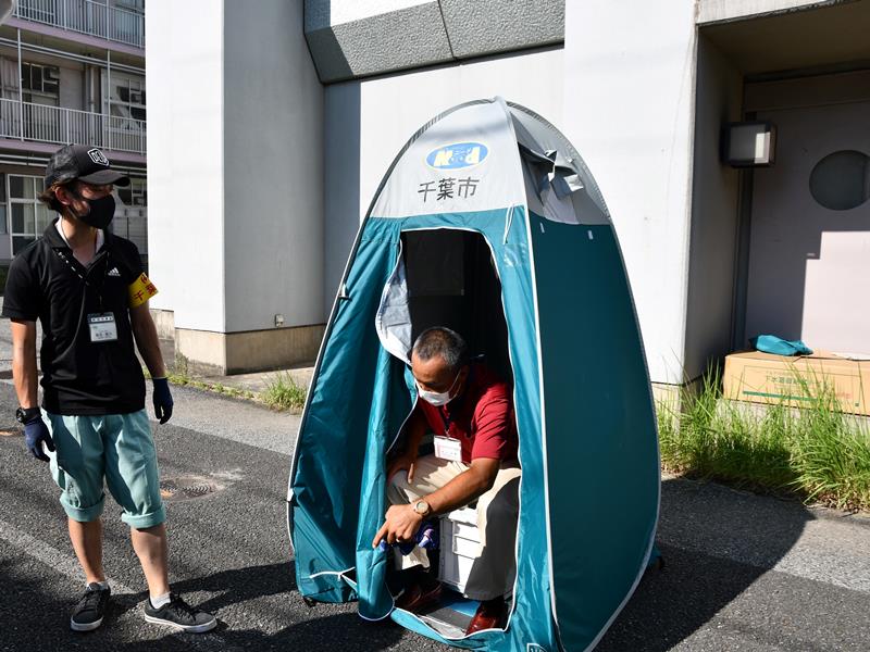 千葉市が整備を進めているマンホールトイレ＝同市中央区の新宿小学校