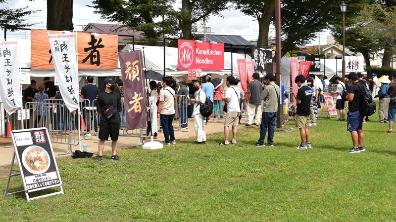 各店舗に長蛇の列をつくったラーメン祭=八街市のけやきの森公園