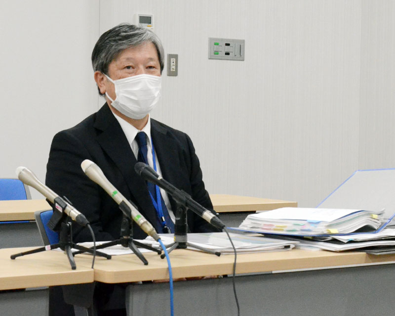 取材に応じる東千葉メディカルセンターの鈴木事務部長＝１日、東金市