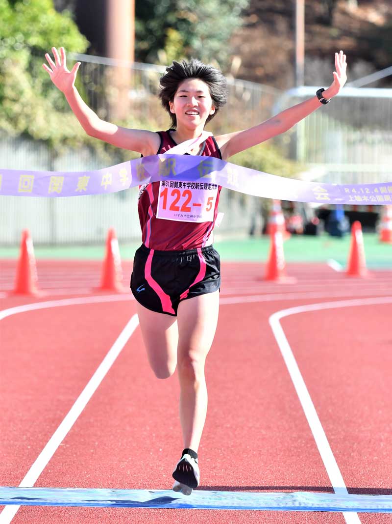 女子１位でゴールする岬のアンカー石川未＝八王子市上柚木公園陸上競技場