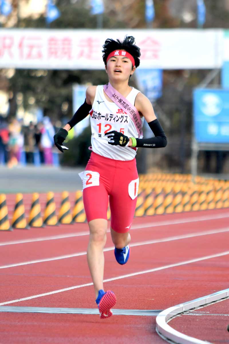 女子　１３位でゴールする成田の長島奈南＝たけびしスタジアム京都