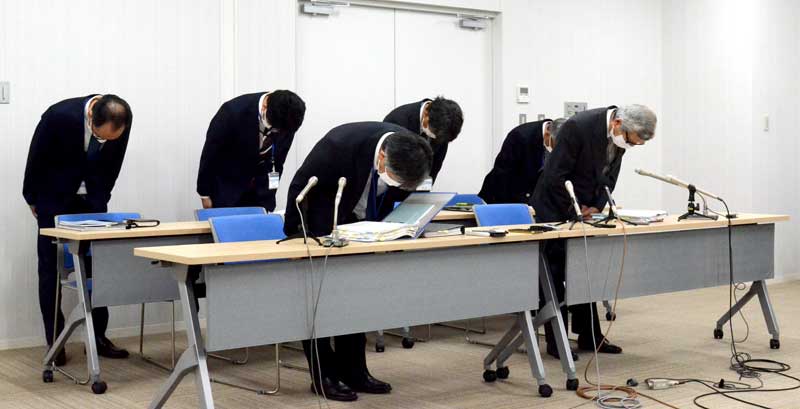 職員の逮捕を受け、会見で謝罪する河野理事長（前列右）＝２日、東金市の東千葉メディカルセンター