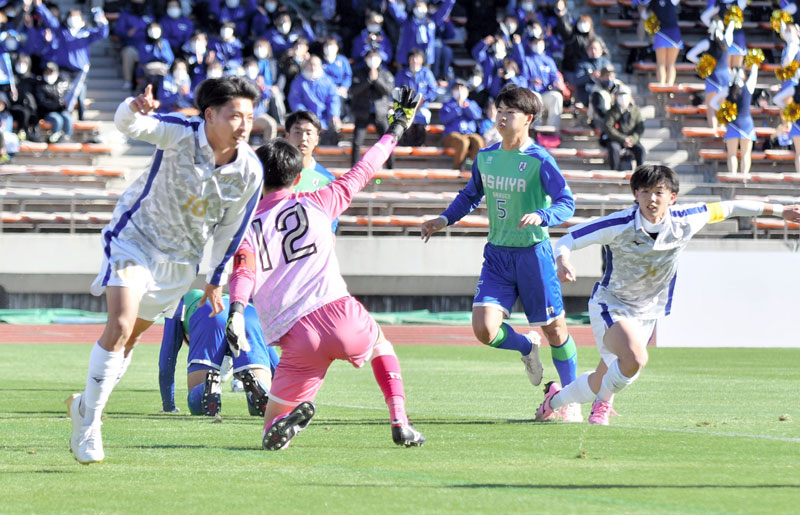 日体大柏―芦屋学園　前半、先制ゴールを決めて駆け出す日体大柏の古谷柊介（左）＝２９日、柏の葉公園競技場