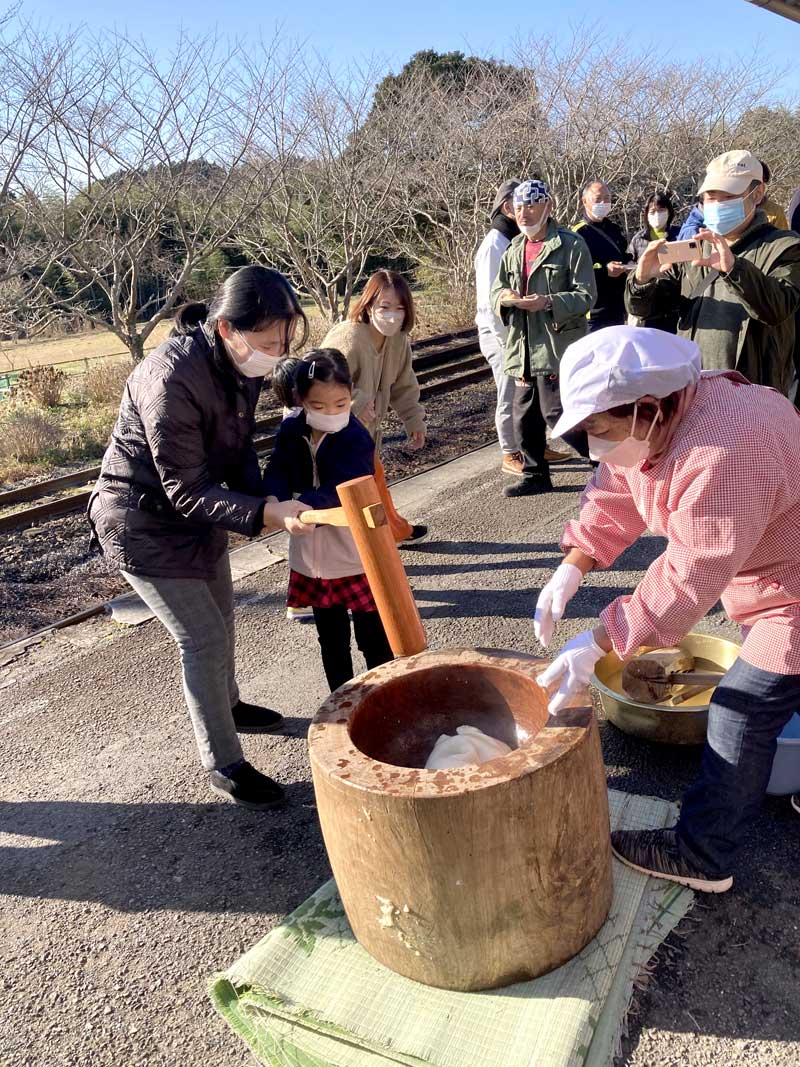 勢いよく餅をつく来場者＝２日、いすみ市