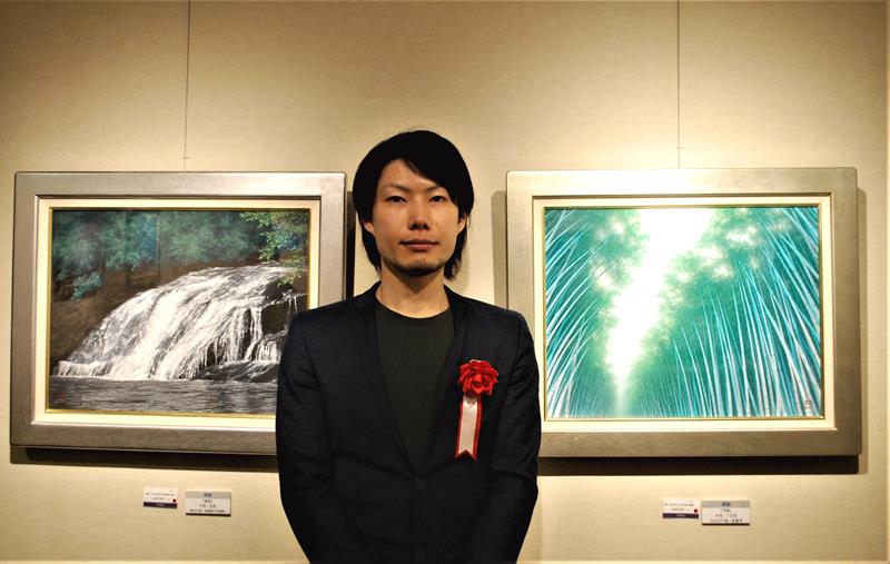 千葉県内の四季の景色を描いた日本画家の本多さん＝船橋市の東武百貨店船橋店
