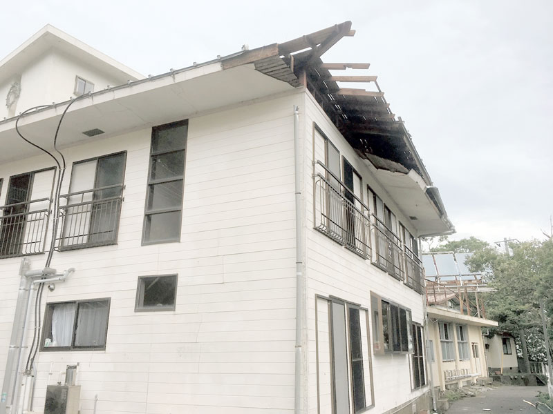 2019年9月の台風で屋根が飛ぶ被害を受けた建物=館山市(写真はかにた婦人の村提供)