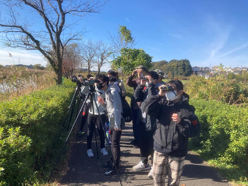 「沼の教室」で手賀沼の野鳥観察をする1年生=2022年、我孫子市(二松学舎大学付属柏中提供)