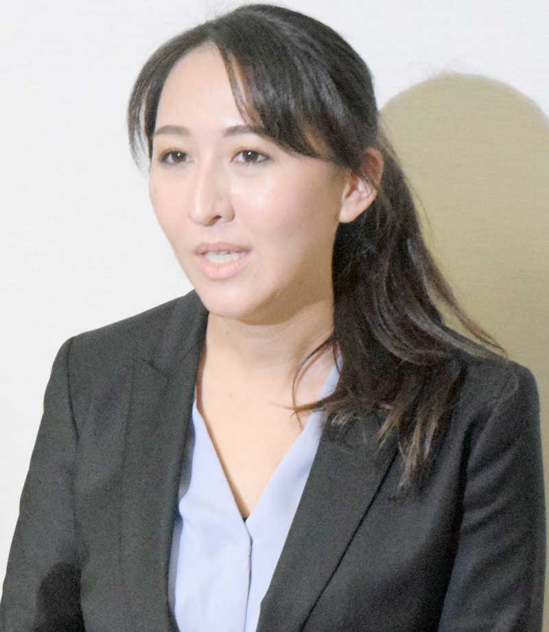 自民党千葉県連の国会議員団会議後に取材に応じる英利氏＝２１日、自民党本部
