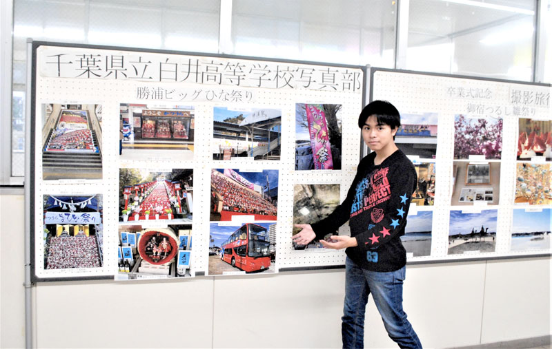 白井高の写真部が北総線西白井駅構内で開いている写真展。４月３～１２日は白井駅に展示予定＝白井市