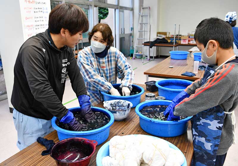 藍染めＴシャツ作りに取り組む参加者ら＝２６日、神崎町