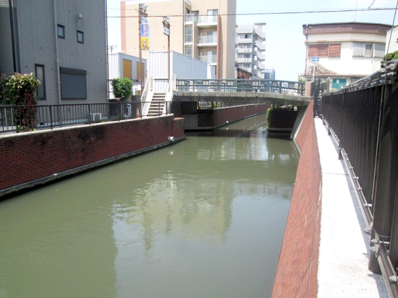 「おっぱらみ」付近の境川