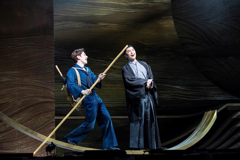 「太平洋序曲」の一場面。左から、万次郎役のウエンツ瑛士、香山役の海宝直人（岡千里撮影）