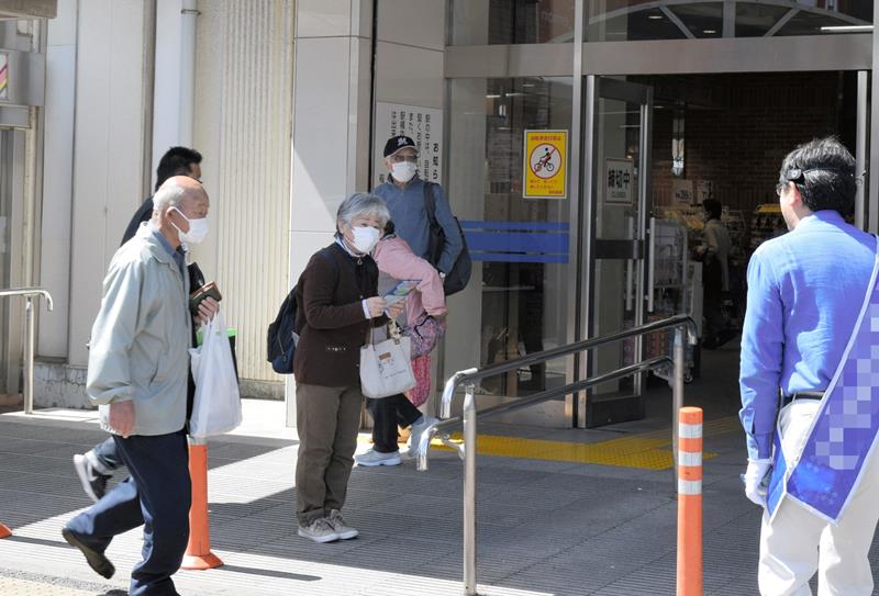 ＪＲ稲毛駅前で支持を求める候補＝８日、千葉市稲毛区（写真は一部を加工してあります）