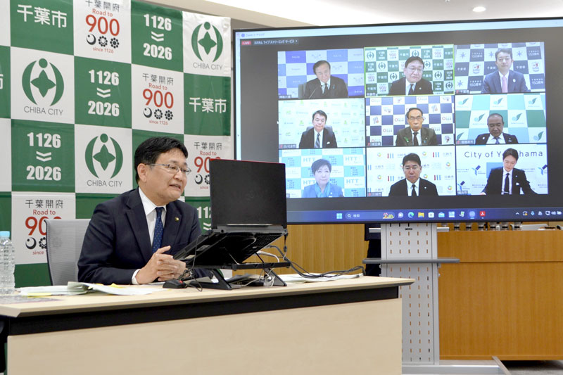 九都県市首脳会議で、５類移行後のコロナ対策について千葉市の取り組みを紹介する神谷市長＝２６日、同市役所