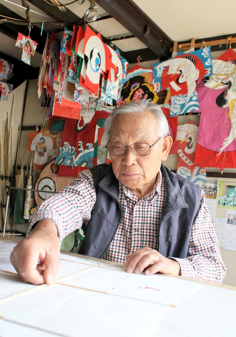 自宅の工房で長南袖凧を作る竹林会長＝長南町