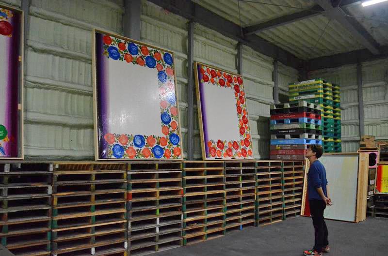 コメ保管庫を活用し、油彩画が並ぶ＝山武市