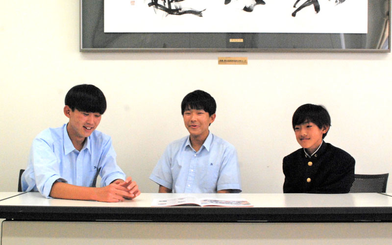 学校生活の実感を語り合う(左から)上田さん、田脇さん、樋口さん