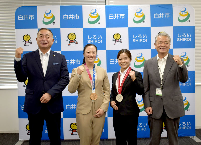 パリ五輪への意気込みを語った安藤選手(中央左)と鈴木選手(同右)=白井市役所(同市提供)