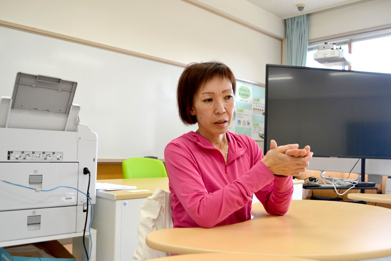 スクールバス継続を訴える大山さん＝白井第二小学校