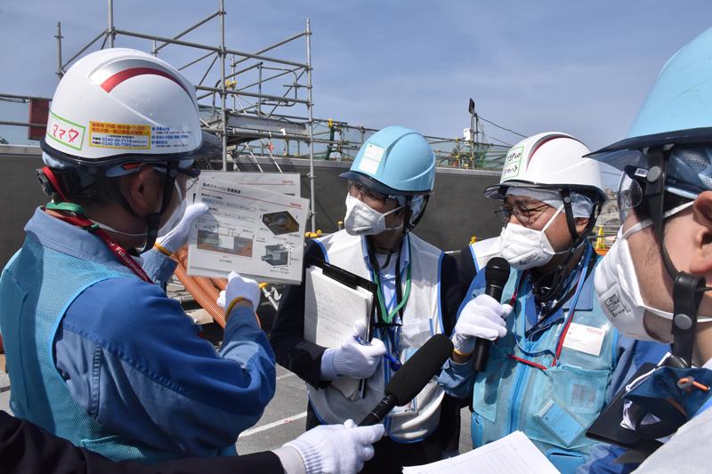 東電担当者(右から2人目)から説明を受ける報道陣(代表撮影)