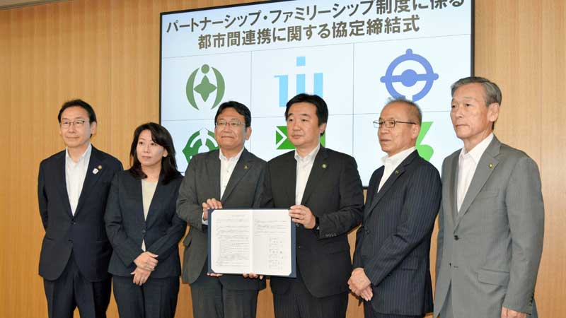 協定書に署名した（左から）田中甲市川市長、太田和美柏市長、神谷俊一千葉市長、宮本泰介習志野市長、松戸徹船橋市長、本郷谷健次松戸市長＝１１日、千葉市役所