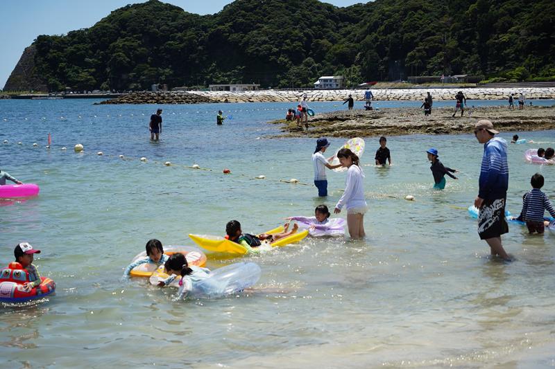 海水浴を楽しむ家族連れ=22日午前、勝浦市の興津海水浴場
