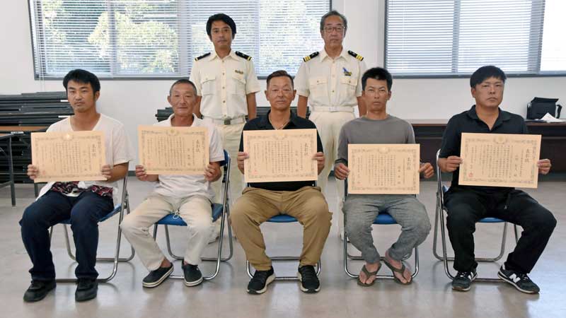 勝浦海上保安署から表彰を受けた(前列右から)山崎さん、徳永さん、浜崎さん、亘さん、白山さん。石井さんは所用で欠席=鴨川市