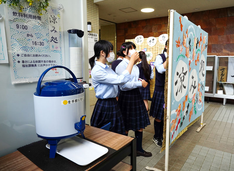 涼み処を装飾する大原高生＝いすみ市役所