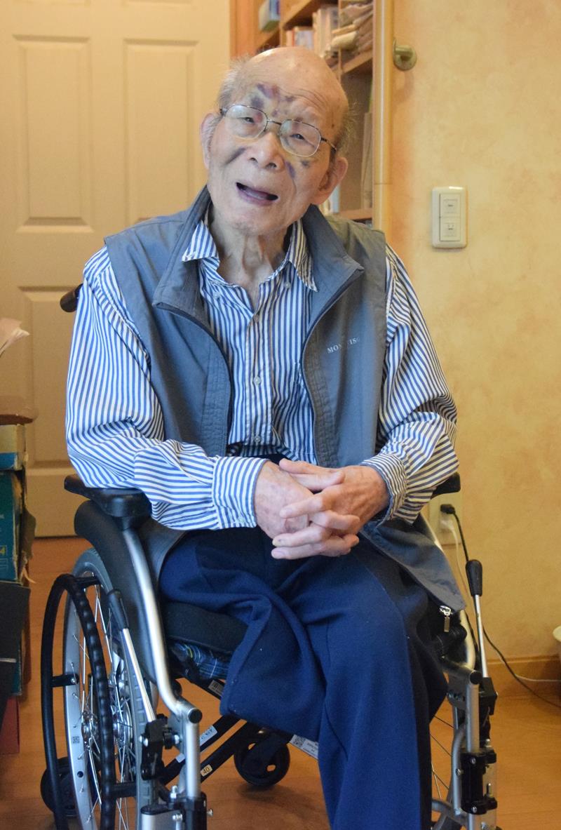 仙台空襲で右脚を負傷した体験を語る日佐戸さん＝野田市