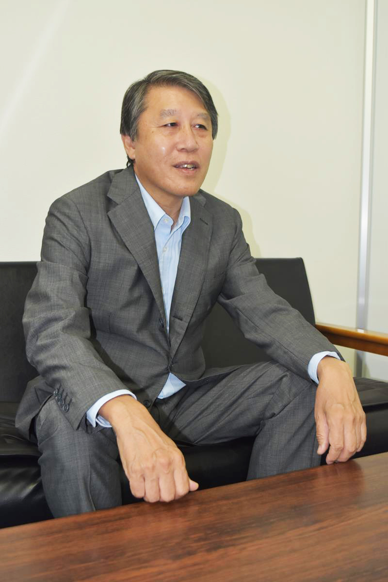 インタビューに応じる土岐さん＝千葉市中央区