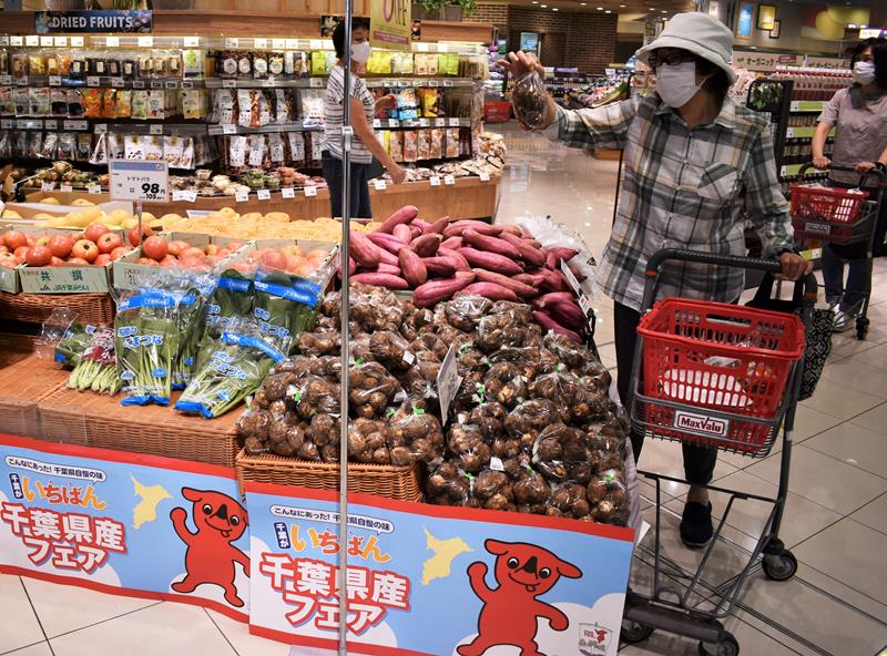 イオンタウンおゆみ野で県産品を品定めする来店客＝１５日、千葉市緑区