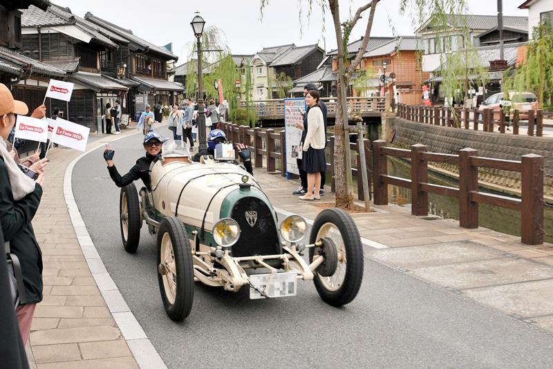 歌手の近藤真彦さん（搭乗者左）も参加した＝香取市