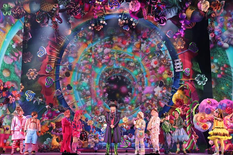 中央がウォンカ役の堂本光一（写真提供：東宝演劇部）