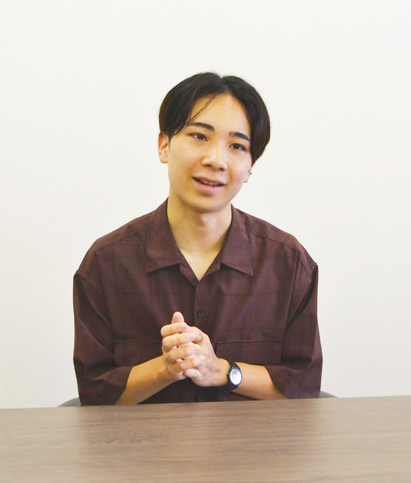 インタビューに応じる米沢賢人さん＝千葉市中央区