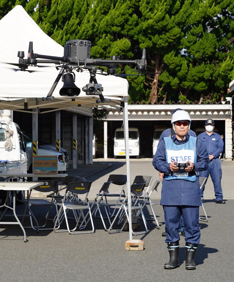 津波避難訓練で飛び立つドローン＝２９日、勝浦市役所