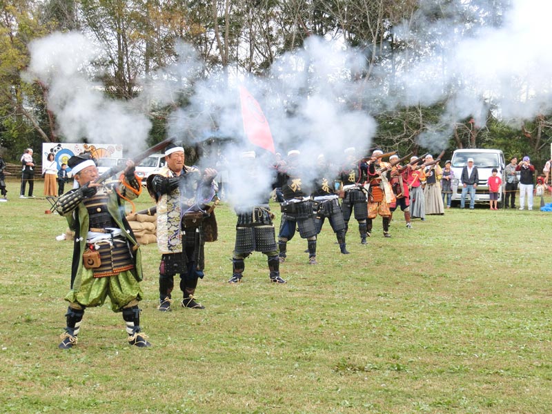 迫力ある火縄銃の実演も予定されている（写真は２０１８年に行われた前身の「沖の祭り」の一幕）