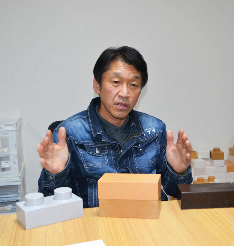 レンブロック開発の経緯を説明するワイピーシーの吉山代表=千葉市花見川区