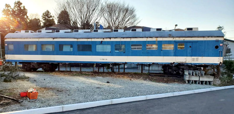 いすみ市への移設を待つ食堂車=青森県八戸市(梅原さん提供)