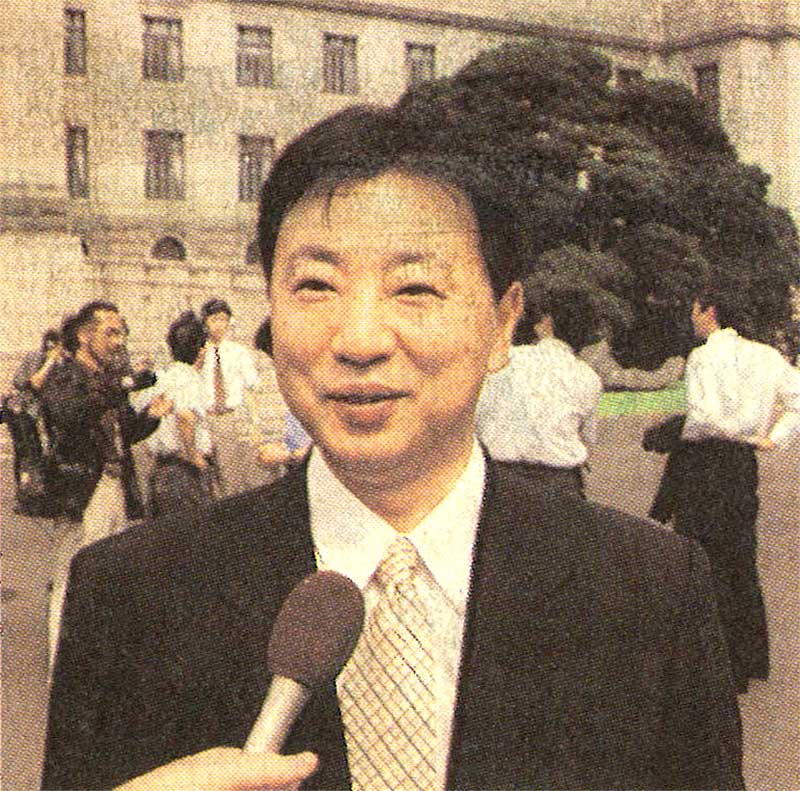 国会に初登院し、晴れ晴れとした表情でインタビューを受ける松野博一氏＝２０００年７月４日午前９時過ぎ、国会議事堂前