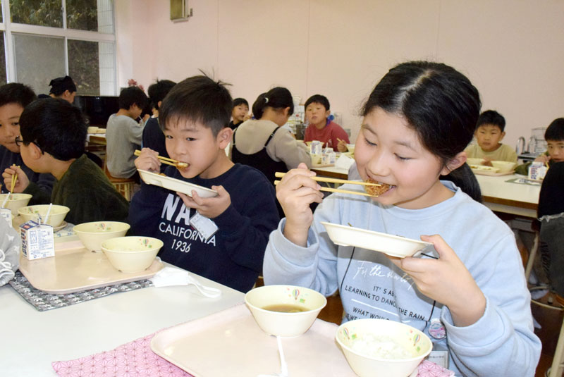 給食のホタテフライを味わう児童＝１２日、旭市立中和小学校