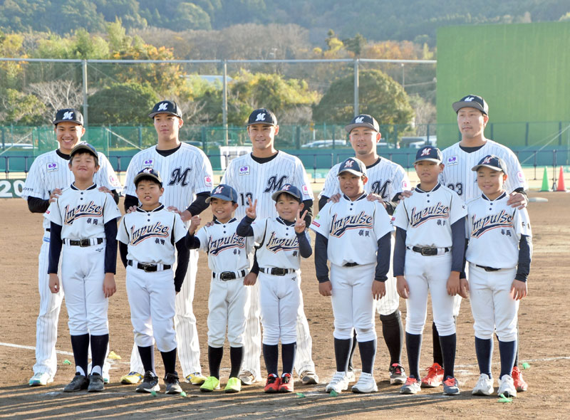 平沢選手(中央)らと記念撮影を楽しむ市内少年野球チームの子どもたち=17日、鴨川市