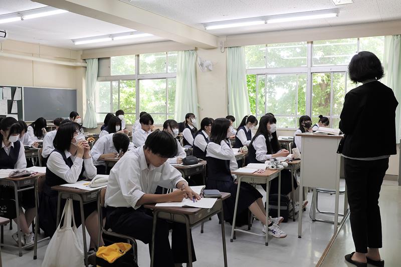コロナ５類移行から１カ月が経過した教室。マスクを着けた生徒も着けていない生徒も見られた＝６月７日、千葉市緑区の県立土気高校