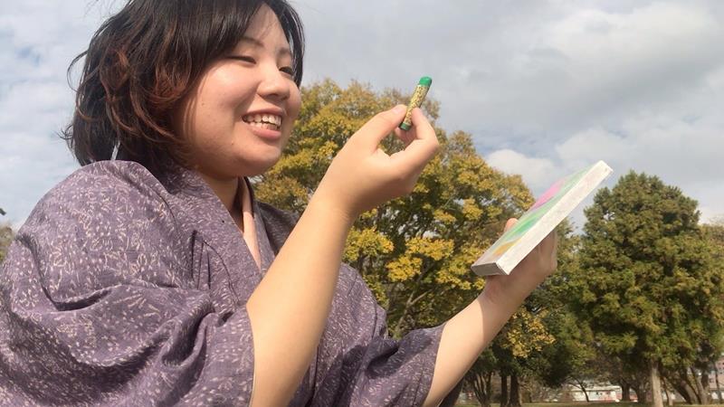 製作中の大田垣さん。クレヨンで描くのが得意だという（本人提供）