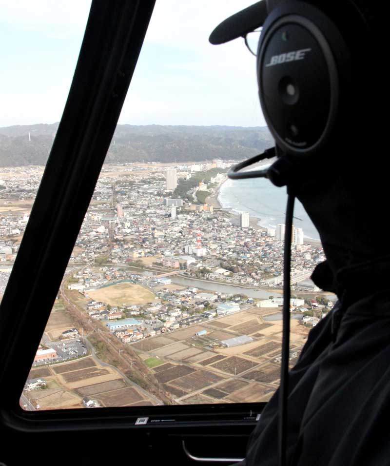 上空から鴨川の市街地を見るパイロット＝鴨川市
