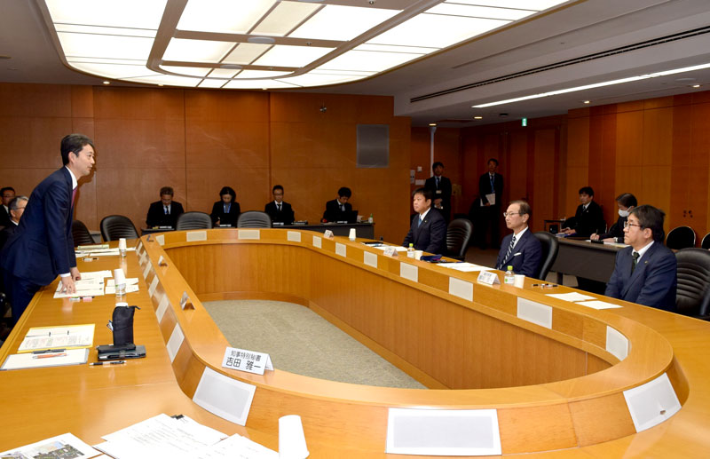 海匝３市長との意見交換会であいさつする熊谷知事（左）＝２９日、県庁