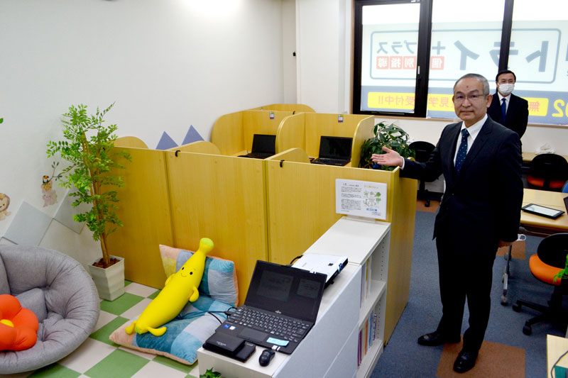 「まなびかふぇ」の教室内を紹介する森塾長＝八千代市
