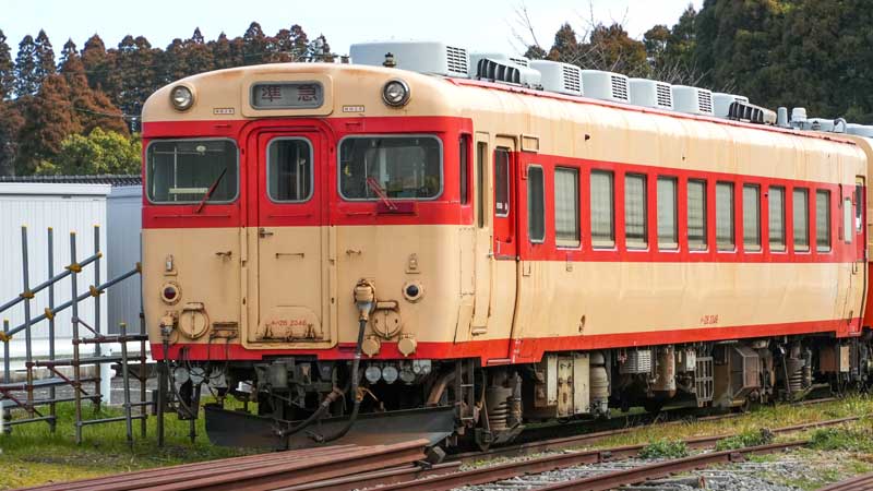 いすみ鉄道国吉駅に動態保存されている「キハ28 2346」。クラウドファンディングで修繕費用を募る=いすみ市