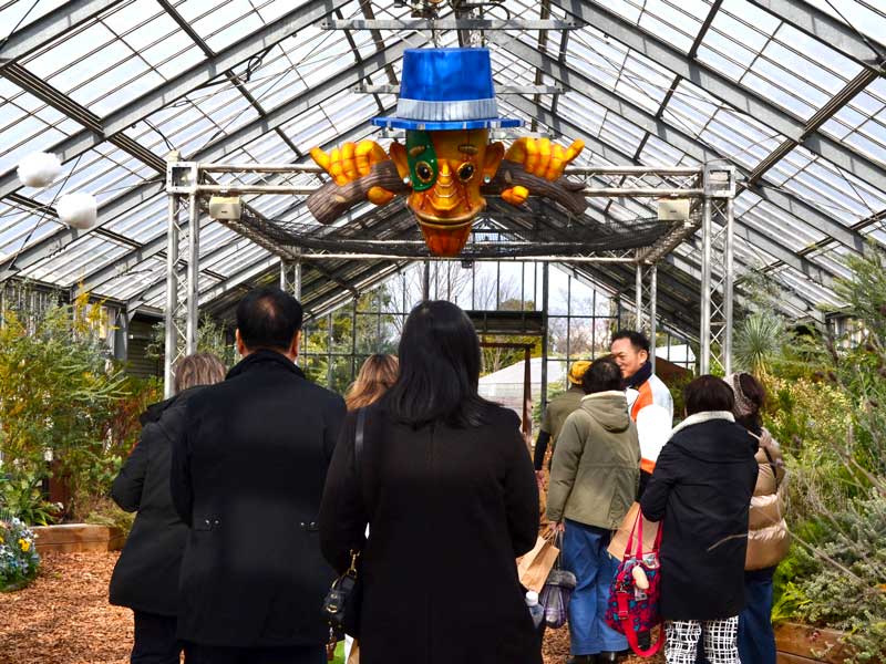 温室に入る前にガイドから設定の説明を受ける来園者たち=八千代市の京成バラ園
