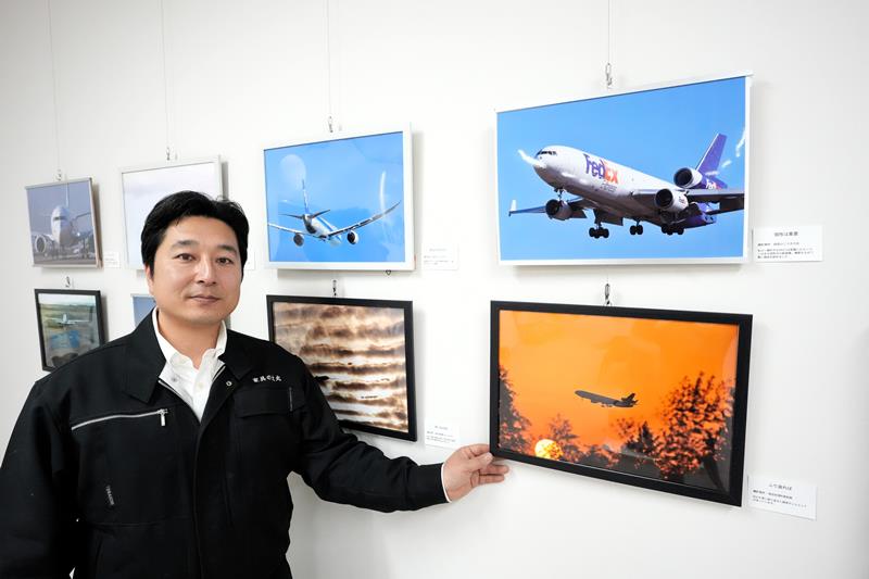 「ヒコーキと空」写真展を開いている大谷さん=いすみ市